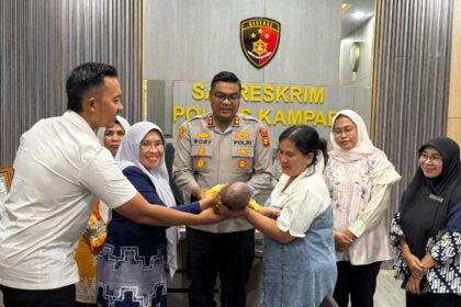 Polres Kampar menyerahkan bay perempuan yang dibuang oleh sepasang kekasih dari hubungan gelap di Kabupaten Kampar. Foto. Dok. Polres Kampar