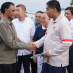 Menteri PKP Maruarar Sirait berjabat tangan dengan Rosario de Marshal alias Hercules saat meninjau lahan PT KAI di Tanah Abang, Jakarta, Minggu (5/4/2026). Dok. PKP