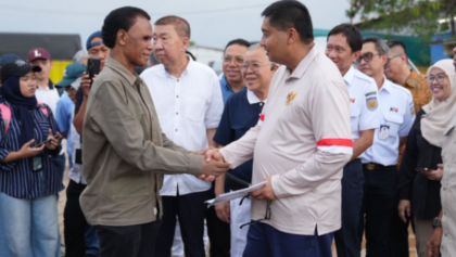 Menteri PKP Maruarar Sirait berjabat tangan dengan Rosario de Marshal alias Hercules saat meninjau lahan PT KAI di Tanah Abang, Jakarta, Minggu (5/4/2026). Dok. PKP