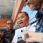 Pengacara Eks Gubernur Papua (Almarhum) Lukas Enembe, Stefanus Roy Rening saat memberikan keterangan di Pengadilan Tipikor pada Pengadilan Negeri Jakarta Pusat, Senin (6/4/2026). (Shela Octavia)
