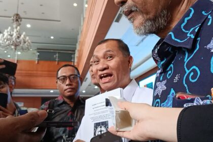 Pengacara Eks Gubernur Papua (Almarhum) Lukas Enembe, Stefanus Roy Rening saat memberikan keterangan di Pengadilan Tipikor pada Pengadilan Negeri Jakarta Pusat, Senin (6/4/2026). (Shela Octavia)