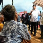 Gubernur Sumatera Utara (Sumut) Bobby Afif Nasution bersama Bupati Tapanuli Tengah, Masinton Pasaribu bersama kepala OPD, mengunjungi ban berdialog secara langsung dengan para pengungsi warga desa Hutanabolon di Posko Pengungsian desa Hutanabolon, Kecamatan Tukka Kabupaten Tapanuli Tengah, Jumat (26/12/2025)(Dok Pemprov Sumut )