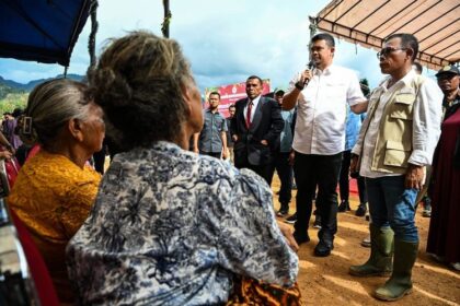 Gubernur Sumatera Utara (Sumut) Bobby Afif Nasution bersama Bupati Tapanuli Tengah, Masinton Pasaribu bersama kepala OPD, mengunjungi ban berdialog secara langsung dengan para pengungsi warga desa Hutanabolon di Posko Pengungsian desa Hutanabolon, Kecamatan Tukka Kabupaten Tapanuli Tengah, Jumat (26/12/2025)(Dok Pemprov Sumut )