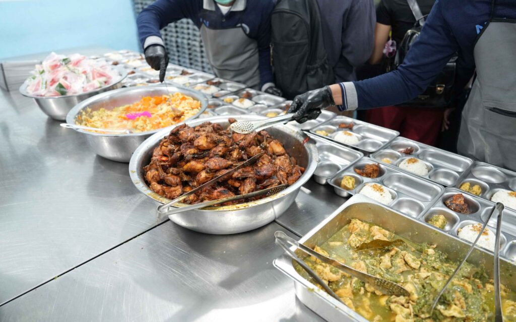 Relawan SPPG Yayasan Nusa Indah Nirmala Menyiapkan Makanan Bergizi Gratis (MBG) di Jakarta Barat, Selasa (31/04/2026). Para siswa siswi kembali menerima Makanan Bergizi Gratis setelah libur Idul Fitri