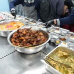 Relawan SPPG Yayasan Nusa Indah Nirmala Menyiapkan Makanan Bergizi Gratis (MBG) di Jakarta Barat, Selasa (31/04/2026). Para siswa siswi kembali menerima Makanan Bergizi Gratis setelah libur Idul Fitri