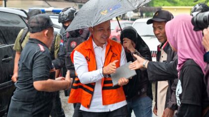 Abdul Wahid disambut Massa saat hujan di Pengadilan Negeri Pekanbaru