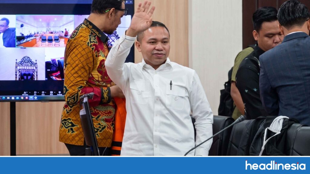 Abdul Wahid melambaikan tangan menyapa para pendukung di pengadilan negeri pekanbaru. haedlinesia.com