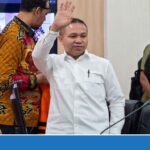 Abdul Wahid melambaikan tangan menyapa para pendukung di pengadilan negeri pekanbaru. haedlinesia.com
