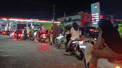 Suasana antrean yan terjadi di salah satu SPU Kota Pekanbaru (04/0/2026). headlinesia.com