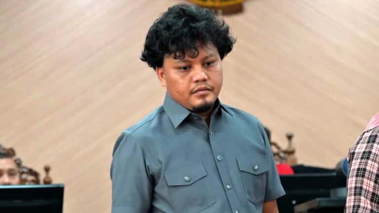 Saksi Dahri Iskandar saar memberikan keterangan di Persidangan Abdul Wahid. headlinesia.com/Amriyadi