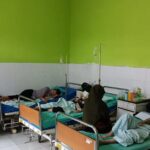 Sejumlah murid SMPN 1 Tulung Klaten menjalani rawat inap di Puskesmas Majegan karena diduga keracunan usai santap menu MBG, Rabu (29/4/2026). (Angga Purenda/Radar Solo)
