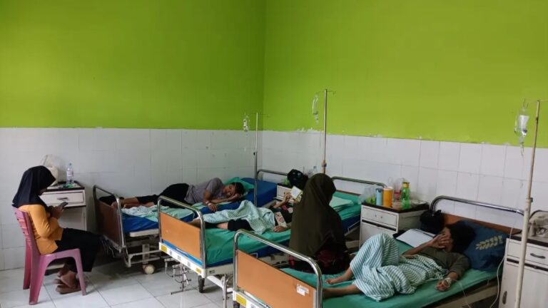 Sejumlah murid SMPN 1 Tulung Klaten menjalani rawat inap di Puskesmas Majegan karena diduga keracunan usai santap menu MBG, Rabu (29/4/2026). (Angga Purenda/Radar Solo)