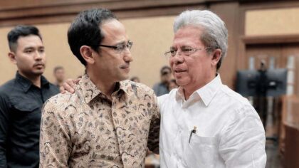 Sidang Nadiem_nadiem_berbincang_ringan_dengan_todung_mulya_lubis. foto. Istimewa