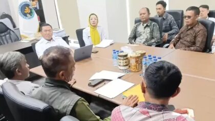 Puluhan pengelola Satuan Pelayanan Pemenuhan Gizi (SPPG) mendatangi Kantor Badan Gizi Nasional (BGN), Selasa (26/5/2026). Mereka tergabung dalam Yayasan Solusi Bangun Bangsa (YSBB) dan beberapa yayasan lainnya, datang dari berbagai daerah di Jawa Barat (Kabupaten/Kota Bandung dan Sumedang) untuk mempertanyakan kejelasan terkait yayasannya terverifikasi atau tidak di BGN.(Tribun Jabar/Muhamad Nandri Prilatama)