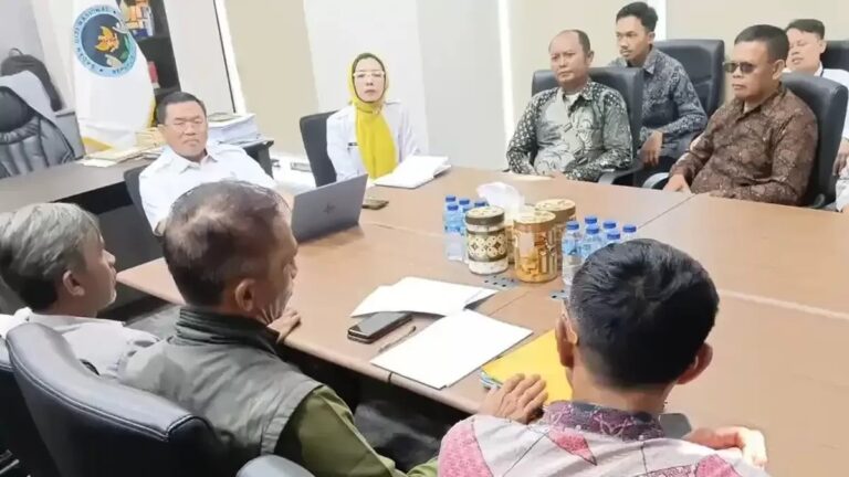 Puluhan pengelola Satuan Pelayanan Pemenuhan Gizi (SPPG) mendatangi Kantor Badan Gizi Nasional (BGN), Selasa (26/5/2026). Mereka tergabung dalam Yayasan Solusi Bangun Bangsa (YSBB) dan beberapa yayasan lainnya, datang dari berbagai daerah di Jawa Barat (Kabupaten/Kota Bandung dan Sumedang) untuk mempertanyakan kejelasan terkait yayasannya terverifikasi atau tidak di BGN.(Tribun Jabar/Muhamad Nandri Prilatama)