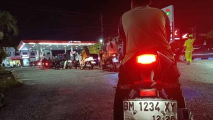 Antrian panjang pengisian BM di Riau. headlinesia.com