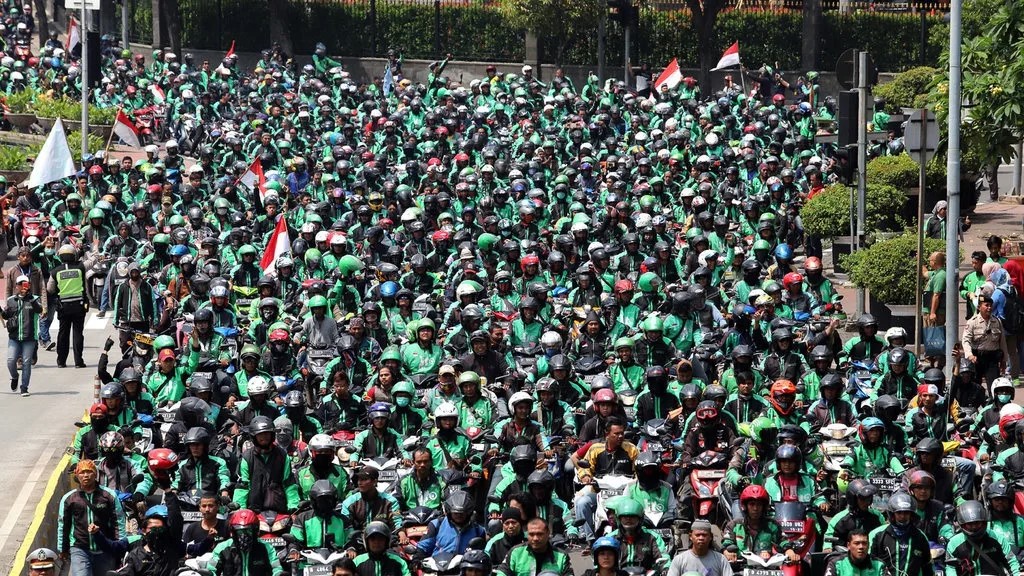 Ribuan pengemudi ojek online melakukan aksi menuju Istana Negara, Jakarta, Selasa (27/3/2018). tirto.id/ANdrey Gromico