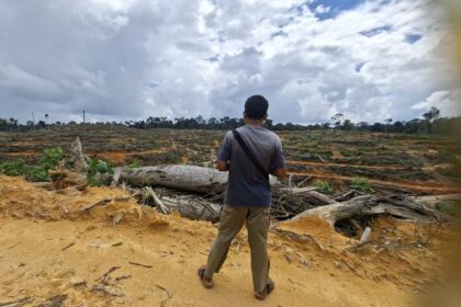 Warga Antang Kalang, Handi Firdaus (40), berdiri di atas lahan ekspansi sawit PT BSL di wilayah kecamatan setempat, Minggu (11/5/2026).(KOMPAS.COM/AKHMAD DHANI)