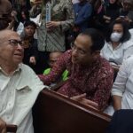 Mantan Mendikbudristek Nadiem Makarim didampingi istrinya, Franka Franklin berbincang dengan ayahnya, Nono Anwar Makarim jelang sidang tuntutan di Pengadilan Tipikor Jakarta, Rabu (13/5/2026). (Foto: Jonathan Simanjuntak)