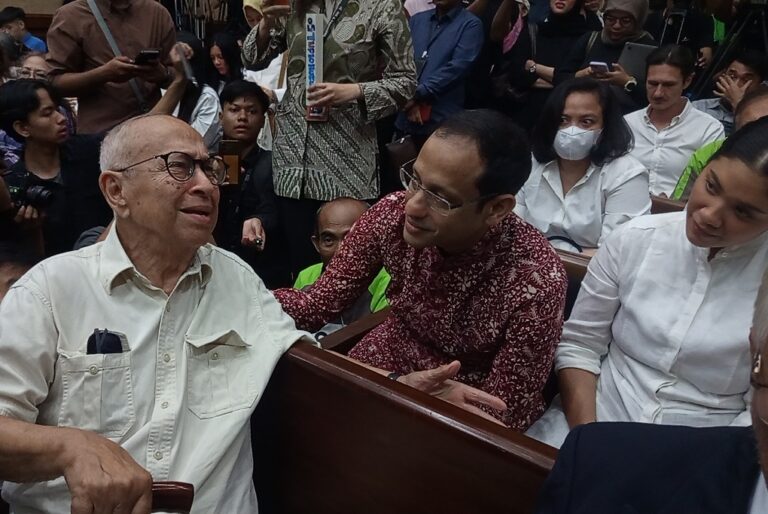 Mantan Mendikbudristek Nadiem Makarim didampingi istrinya, Franka Franklin berbincang dengan ayahnya, Nono Anwar Makarim jelang sidang tuntutan di Pengadilan Tipikor Jakarta, Rabu (13/5/2026). (Foto: Jonathan Simanjuntak)