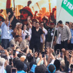 Presiden Prabowo Subianto (tengah) menyapa para buruh saat peringatan Hari Buruh Internasional atau May Day 2026 di kawasan Monumen Nasional (Monas), Jakarta, Jumat (1/5/2026). Dalam May Day 2026, para buruh menuntut adanya pengesahan RUU Ketenagakerjaan, penghapusan outsourcing dan penolakan terhadap upah murah, hingga kekhawatiran terhadap dampak konflik global yang berpotensi memicu gelombang pemutusan hubungan kerja (PHK). JIBI/Bisnis/Eusebio Chrysnamurti