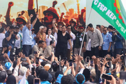 Presiden Prabowo Subianto (tengah) menyapa para buruh saat peringatan Hari Buruh Internasional atau May Day 2026 di kawasan Monumen Nasional (Monas), Jakarta, Jumat (1/5/2026). Dalam May Day 2026, para buruh menuntut adanya pengesahan RUU Ketenagakerjaan, penghapusan outsourcing dan penolakan terhadap upah murah, hingga kekhawatiran terhadap dampak konflik global yang berpotensi memicu gelombang pemutusan hubungan kerja (PHK). JIBI/Bisnis/Eusebio Chrysnamurti