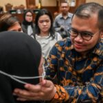 Terdakwa kasus dugaan korupsi pengadaan laptop berbasis Chromebook di Kemendikbudristek tahun 2019-2022 Ibrahim Arief menyapa istrinya usai menjalani sidang putusan di Pengadilan Tipikor, Jakarta, Selasa (12/5/2026). ANTARA FOTO/Rivan Awal Lingga/kye