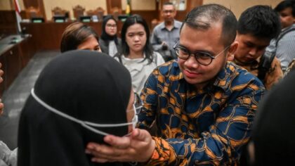 Terdakwa kasus dugaan korupsi pengadaan laptop berbasis Chromebook di Kemendikbudristek tahun 2019-2022 Ibrahim Arief menyapa istrinya usai menjalani sidang putusan di Pengadilan Tipikor, Jakarta, Selasa (12/5/2026). ANTARA FOTO/Rivan Awal Lingga/kye
