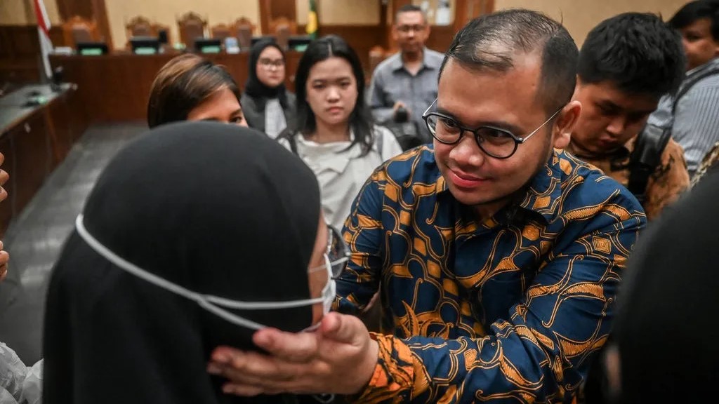 Terdakwa kasus dugaan korupsi pengadaan laptop berbasis Chromebook di Kemendikbudristek tahun 2019-2022 Ibrahim Arief menyapa istrinya usai menjalani sidang putusan di Pengadilan Tipikor, Jakarta, Selasa (12/5/2026). ANTARA FOTO/Rivan Awal Lingga/kye