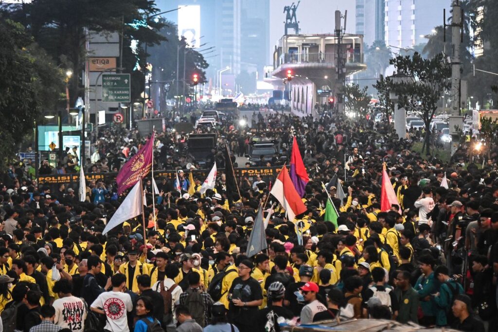 Mahasiswa pengunjuk rasa memadati Jalan MH Thamrin, Jakarta, Jumat (12/6/2026). Kepala Bakom RI M Qodari meminta kepada para mahasiswa untuk mendukung Presiden Prabowo Subianto dalam melawan kebocoran Anggaran Pendapatan dan Belanja Negara (APBN).(ANTARA FOTO/Sulthony Hasanuddin)