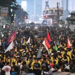 Mahasiswa pengunjuk rasa memadati Jalan MH Thamrin, Jakarta, Jumat (12/6/2026). Kepala Bakom RI M Qodari meminta kepada para mahasiswa untuk mendukung Presiden Prabowo Subianto dalam melawan kebocoran Anggaran Pendapatan dan Belanja Negara (APBN).(ANTARA FOTO/Sulthony Hasanuddin)