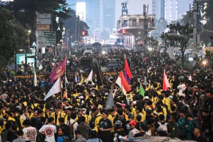 Mahasiswa pengunjuk rasa memadati Jalan MH Thamrin, Jakarta, Jumat (12/6/2026). Kepala Bakom RI M Qodari meminta kepada para mahasiswa untuk mendukung Presiden Prabowo Subianto dalam melawan kebocoran Anggaran Pendapatan dan Belanja Negara (APBN).(ANTARA FOTO/Sulthony Hasanuddin)
