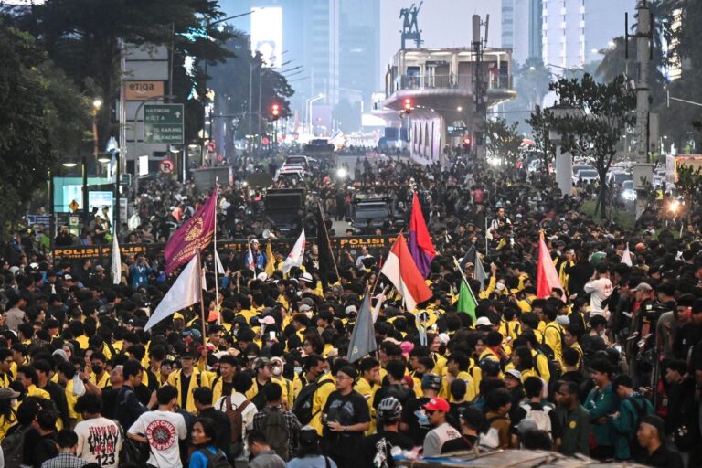 Mahasiswa pengunjuk rasa memadati Jalan MH Thamrin, Jakarta, Jumat (12/6/2026). Kepala Bakom RI M Qodari meminta kepada para mahasiswa untuk mendukung Presiden Prabowo Subianto dalam melawan kebocoran Anggaran Pendapatan dan Belanja Negara (APBN).(ANTARA FOTO/Sulthony Hasanuddin)