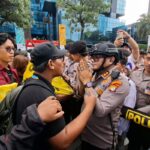 Massa aksi mahasiswa terlibat cekcok dengan polisi saat diadang ketika long march menuju Bundaran HI, Jakarta Pusat, Senin (15/6/2026)(KOMPAS.com/Ridho Danu Prasetyo)