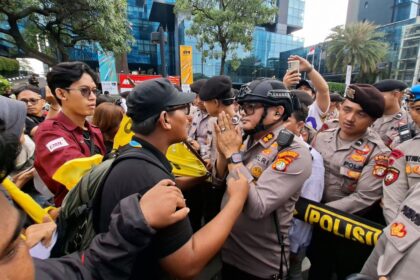 Massa aksi mahasiswa terlibat cekcok dengan polisi saat diadang ketika long march menuju Bundaran HI, Jakarta Pusat, Senin (15/6/2026)(KOMPAS.com/Ridho Danu Prasetyo)