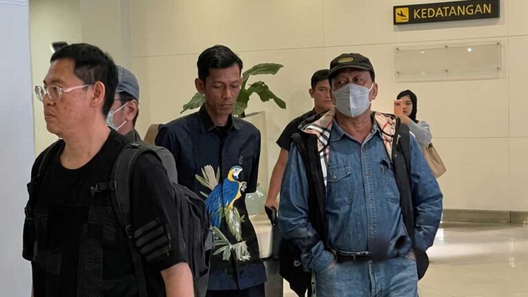 Bupati Kuansing Suhardiman Amby Menyerahkan diri ke KPK
