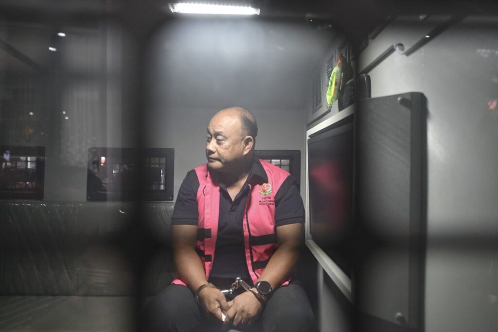 Tersangka dugaan tindak pidana korupsi tata kelola program Makan Bergizi Gratis (MBG) pada Badan Gizi Nasional (BGN) Dadan Hindayana berada di dalam mobil tahanan di Kejaksaan Agung, Jakarta, Rabu (3/6/2026). Kejaksaan Agung menetapkan mantan Kepala BGN Dadan Hindayana, dan dua mantan Wakil Kepala BGN yakni Sony Sanjaya dan Lodewyk Pusung sebagai tersangka dugaan tindak pidana korupsi tata kelola program MBG pada BGN tahun 2025-2026. (ANTARA FOTO/M Risyal Hidayat)