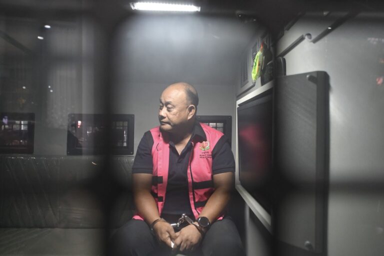 Tersangka dugaan tindak pidana korupsi tata kelola program Makan Bergizi Gratis (MBG) pada Badan Gizi Nasional (BGN) Dadan Hindayana berada di dalam mobil tahanan di Kejaksaan Agung, Jakarta, Rabu (3/6/2026). Kejaksaan Agung menetapkan mantan Kepala BGN Dadan Hindayana, dan dua mantan Wakil Kepala BGN yakni Sony Sanjaya dan Lodewyk Pusung sebagai tersangka dugaan tindak pidana korupsi tata kelola program MBG pada BGN tahun 2025-2026. (ANTARA FOTO/M Risyal Hidayat)