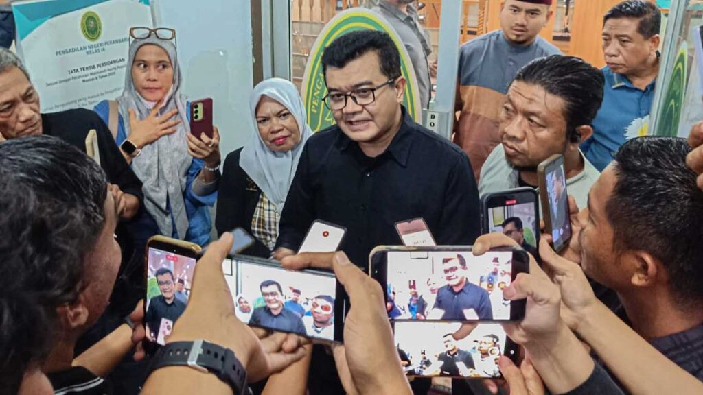 Reza Indragiri memberikan keterangan kepada awak media setelah menjadi saksi ahli forensik untuk Perkara Abdul Wahid di Pekanbaru. headlinesia/Sarah
