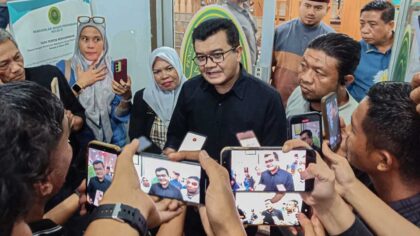 Reza Indragiri memberikan keterangan kepada awak media setelah menjadi saksi ahli forensik untuk Perkara Abdul Wahid di Pekanbaru. headlinesia/Sarah
