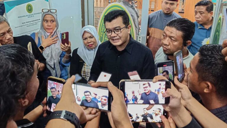 Reza Indragiri memberikan keterangan kepada awak media setelah menjadi saksi ahli forensik untuk Perkara Abdul Wahid di Pekanbaru. headlinesia/Sarah