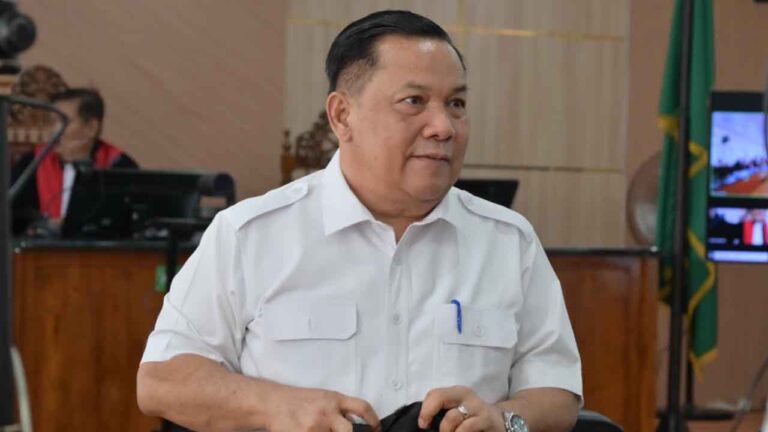 SF Hariyanto saat menjadi saksi pada dugaan korpsi di Dinas PUPR PKPP Provinsi Riau. Amriyadi/headlinesia.com