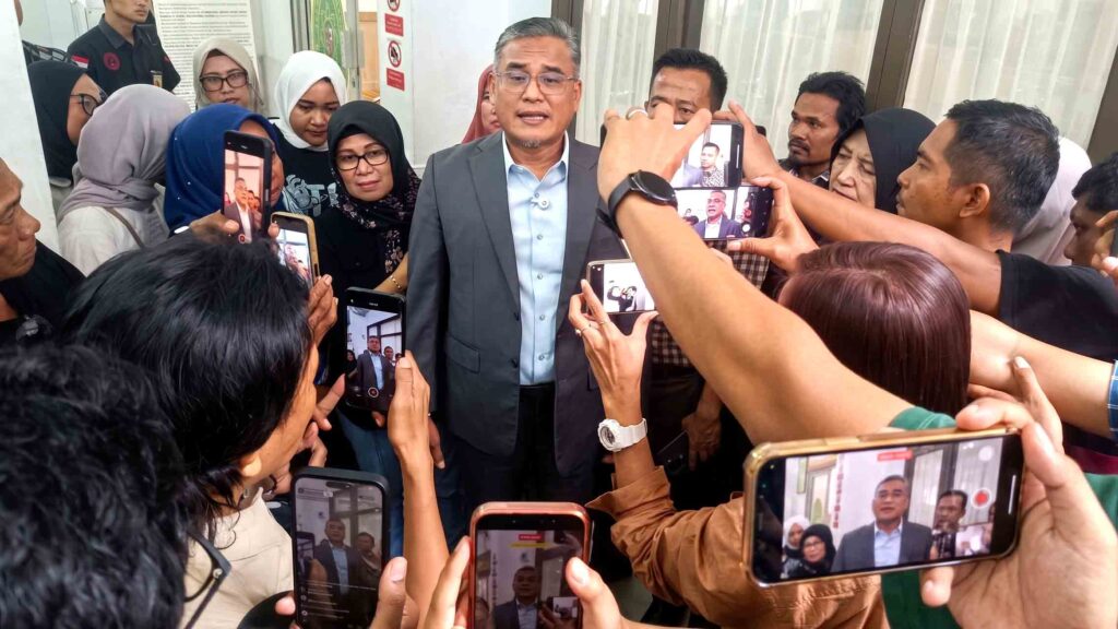 Dr. Chairul Huda, SH, MH Ahli Hukum Pidana menjadi saksi ahli dalam perkara Abdul Wahid. Tampak para awak media sedang melakukan wawancara di Pengadilan Pekanbaru pada kamis 24/06/26.