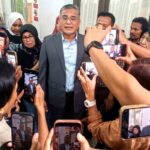 Dr. Chairul Huda, SH, MH Ahli Hukum Pidana menjadi saksi ahli dalam perkara Abdul Wahid. Tampak para awak media sedang melakukan wawancara di Pengadilan Pekanbaru pada kamis 24/06/26.