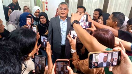 Dr. Chairul Huda, SH, MH Ahli Hukum Pidana menjadi saksi ahli dalam perkara Abdul Wahid. Tampak para awak media sedang melakukan wawancara di Pengadilan Pekanbaru pada kamis 24/06/26.
