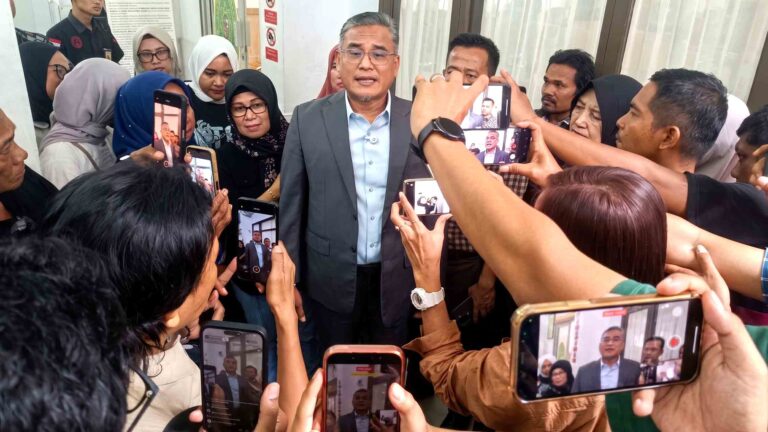 Dr. Chairul Huda, SH, MH Ahli Hukum Pidana menjadi saksi ahli dalam perkara Abdul Wahid. Tampak para awak media sedang melakukan wawancara di Pengadilan Pekanbaru pada kamis 24/06/26.