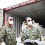 Tangkapan layar Panglima Komando Armada RI Laksdya TNI Denih Hendrata (kiri) dan Kepala Staf Umum (Kasum) TNI Letjen TNI Richard Tampubolon (kanan) saat memeriksa kontainer berisi mineral di Batam, Selasa (26/5/2026) (ANTARA/Ho-Humas Mabes TNI)