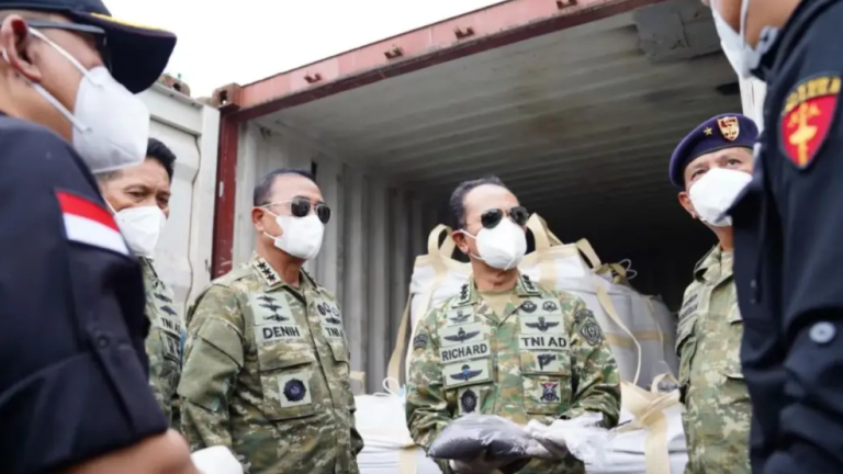 Tangkapan layar Panglima Komando Armada RI Laksdya TNI Denih Hendrata (kiri) dan Kepala Staf Umum (Kasum) TNI Letjen TNI Richard Tampubolon (kanan) saat memeriksa kontainer berisi mineral di Batam, Selasa (26/5/2026) (ANTARA/Ho-Humas Mabes TNI)