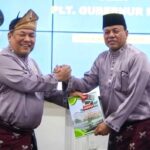 Suhardiman Amby Bupati Kuantan Singingi Menerima data Tunggakan Pajak dari PLT Gubernur Riau SF Hariyanto. Dok. DiskominfoTik Riau