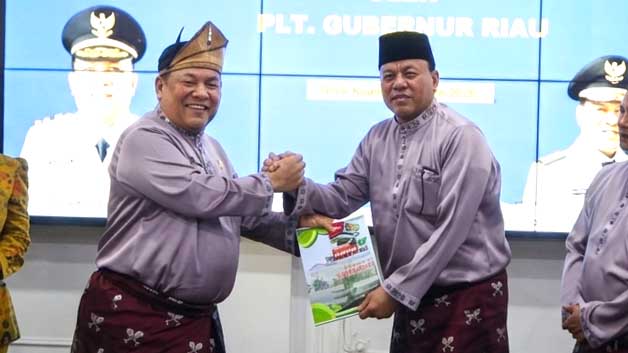 Suhardiman Amby Bupati Kuantan Singingi Menerima data Tunggakan Pajak dari PLT Gubernur Riau SF Hariyanto. Dok. DiskominfoTik Riau